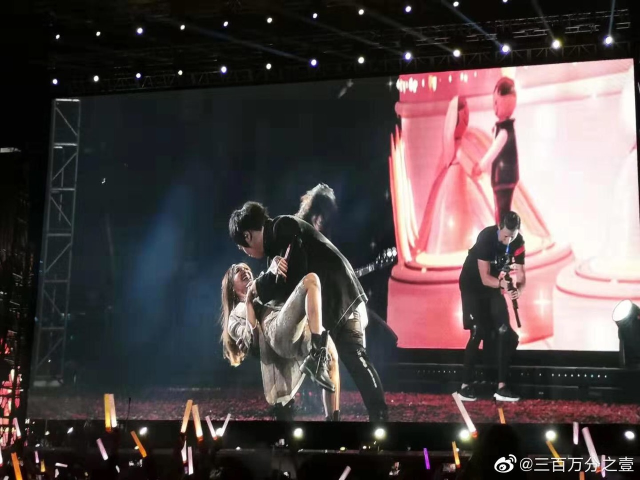 阿信(上)把嘉宾蔡依林拥入怀中大跳双人舞。 图/摘自微博