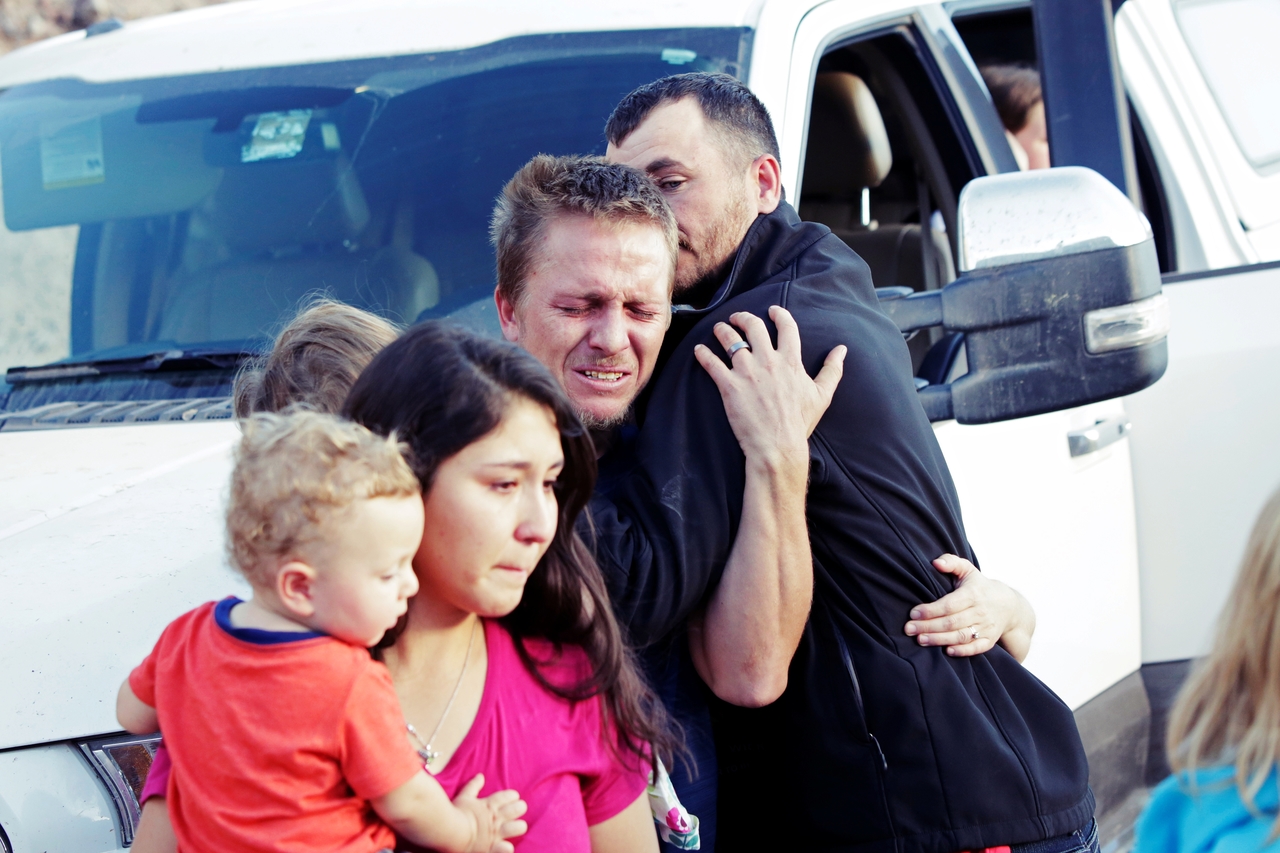 勒巴隆家族的婚礼车队,很可能是不走运地走入了毒枭争抢地盘的怒火边界,并成为无情时...