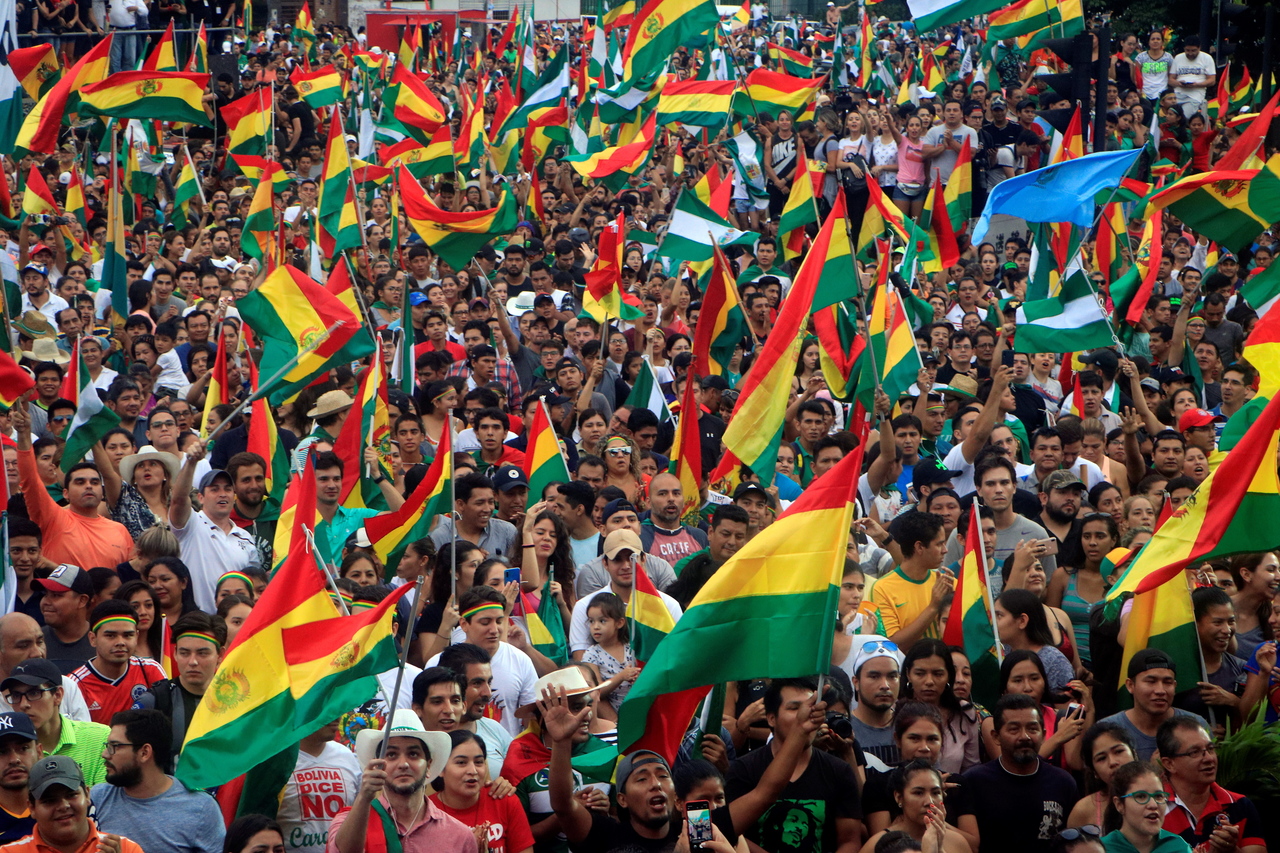 玻利维亚总统莫拉莱斯10日宣布辞职后,玻国民众在拉巴斯市街头庆祝。 欧新社