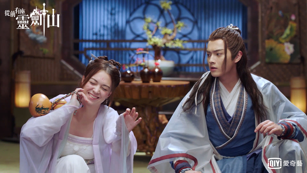 许凯(右)向张榕容修练法术,却一直被恶整