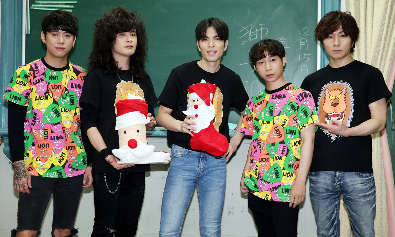 「狮子」在北一女校庆演唱会压轴登场,贴心准备耶诞糖果发送。 记者侯永全/摄影