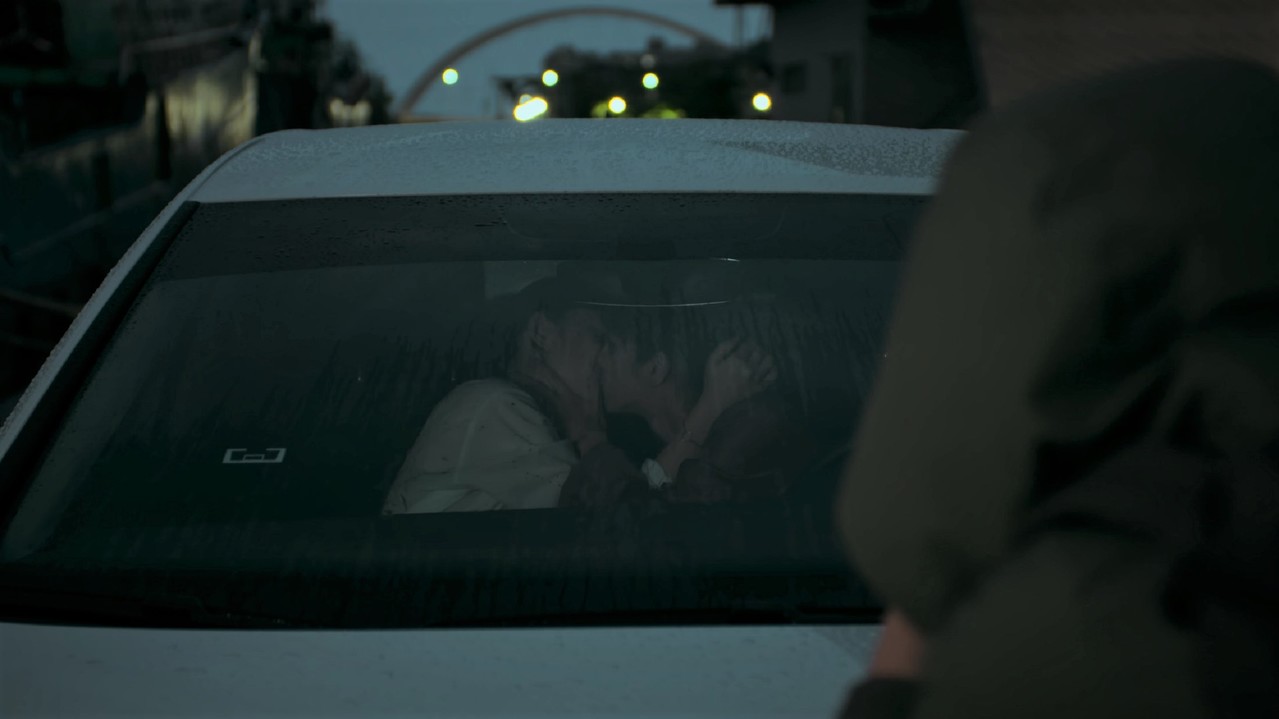 温贞菱（右）饰演的女星和演出女友的刘主平在剧中约会遭媒体跟拍。 图／公视提供