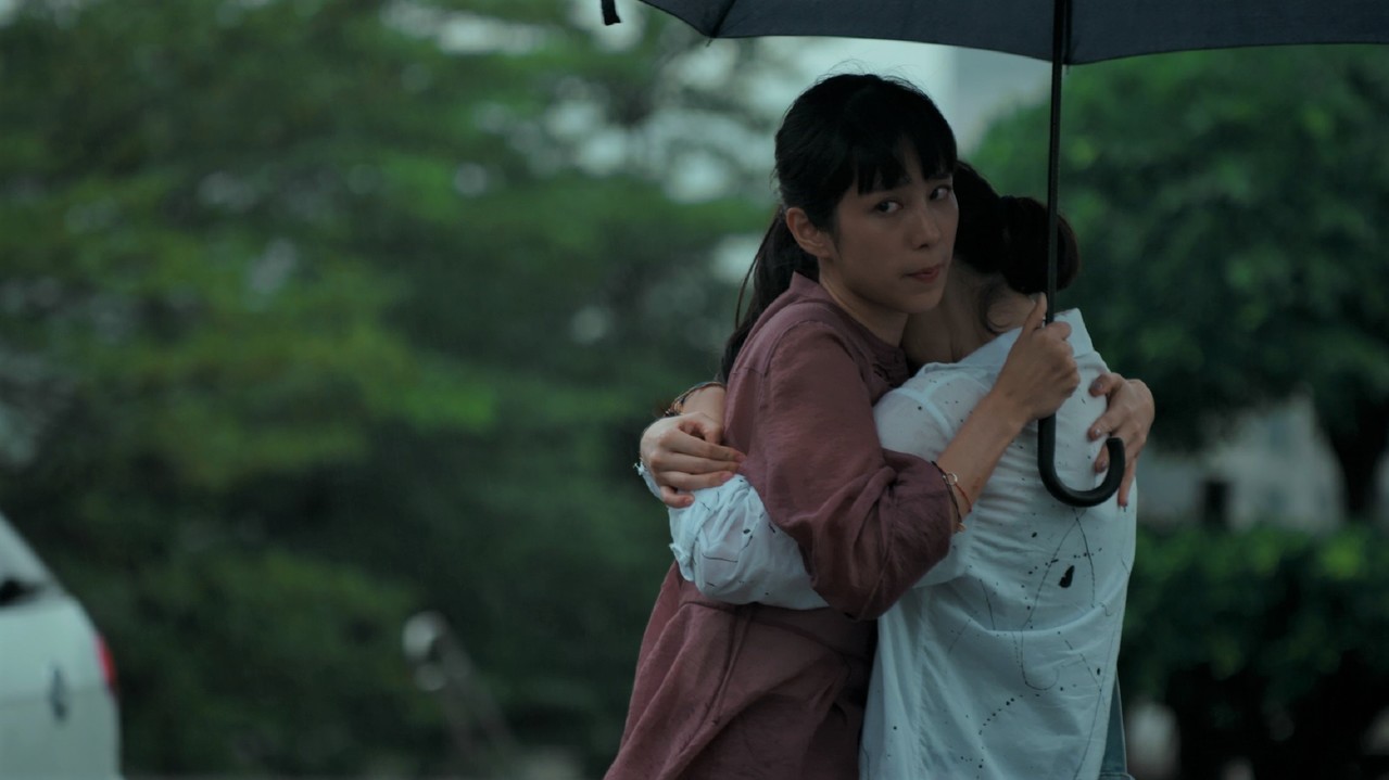 温贞菱（左）在剧中与饰演女友的刘主平约会遭媒体跟拍。 图／公视提供