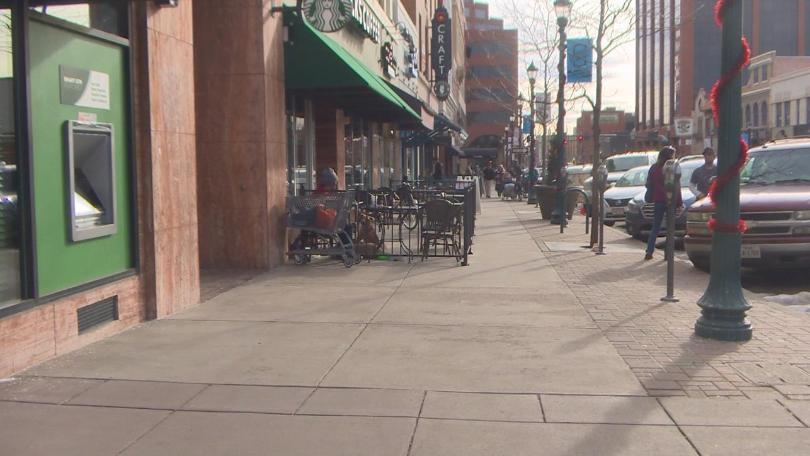 美国科罗拉多泉市(Colorado Springs)23日发生一起奇特的银行抢案...