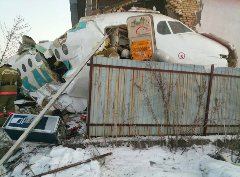 哈萨克贝克航空一架载有100人的飞机惊传坠毁阿拉木图国际机场。 截自推特（@H_A...