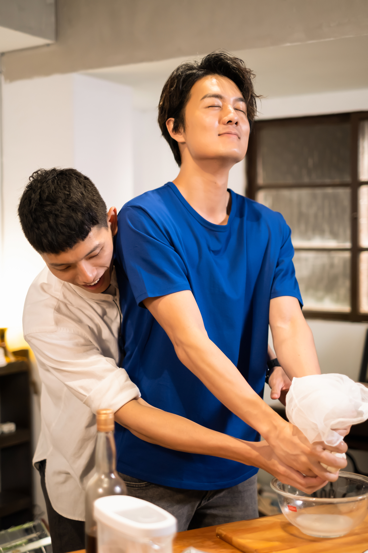 吴克群（右）与男主持人YANG煮菜上演BL情。 图／混种时代提供