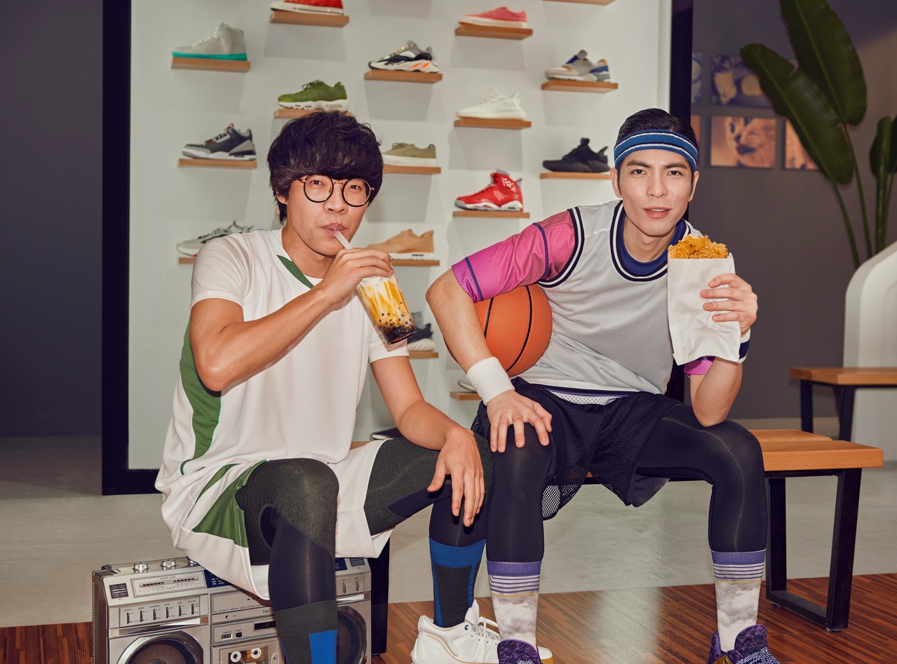 卢广仲(左)与萧敬腾一起为外送平台拍摄广告、图／Uber Eats提供