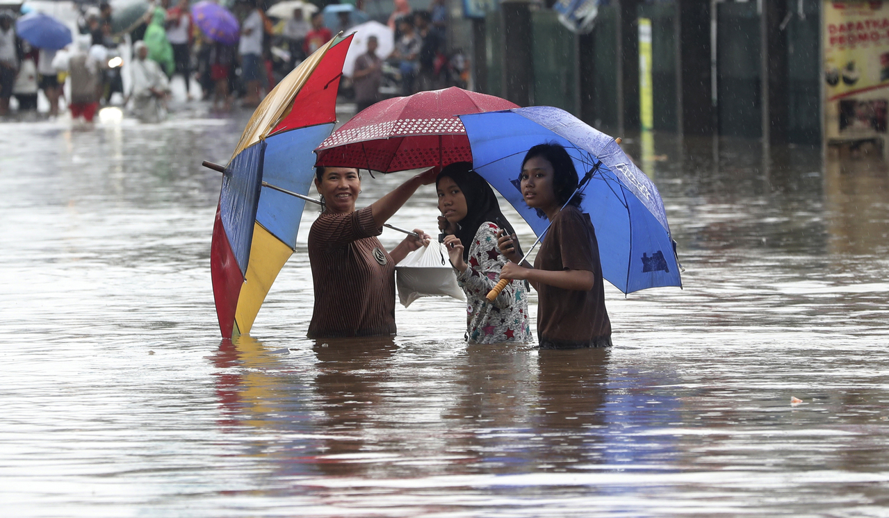 印尼首都雅加达(Jakarta)因为跨年夜下起暴雨引发洪灾。 图/美联社