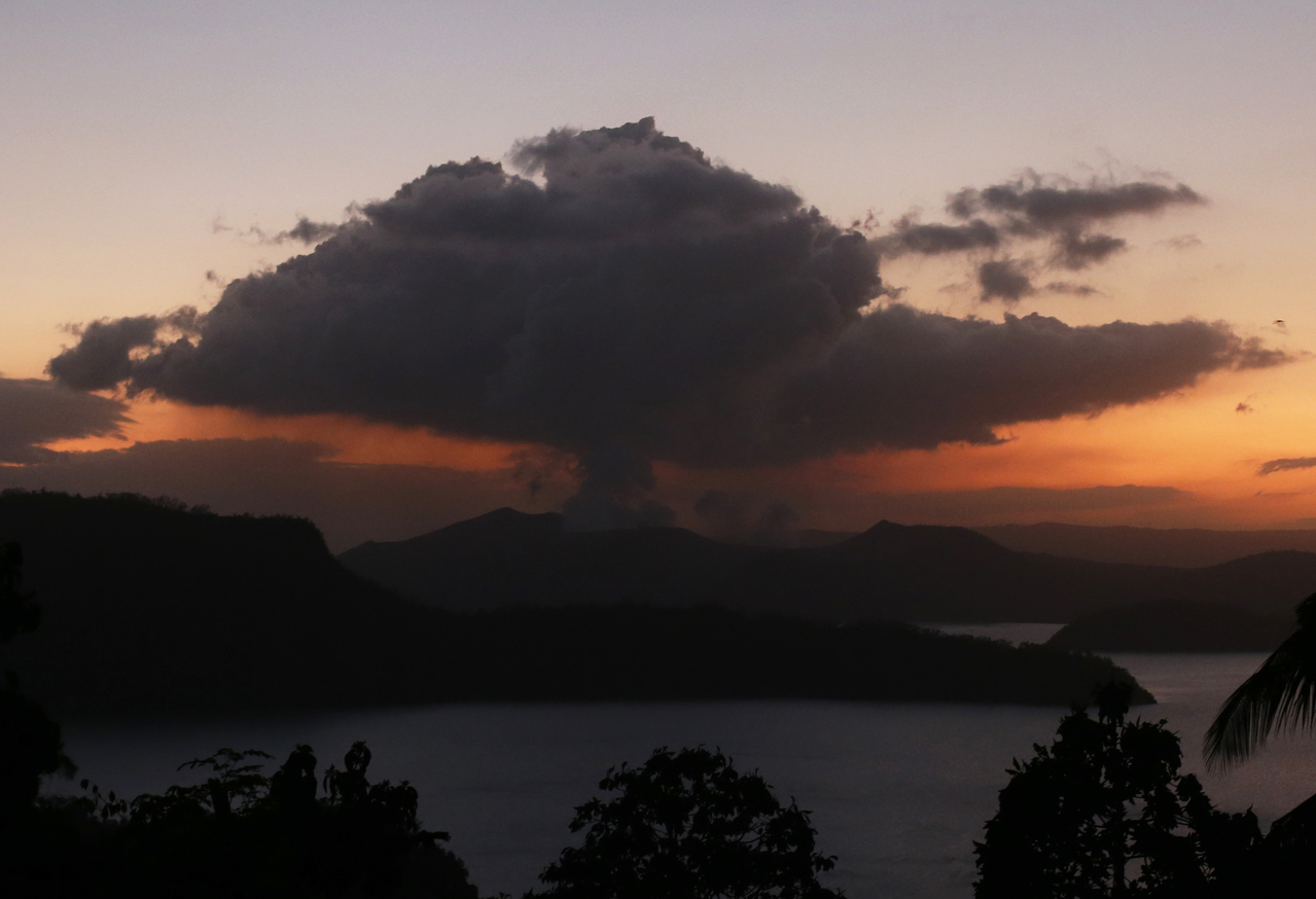 菲律宾当局警告,塔尔火山目前虽暂停喷发火山灰,但导致灾难性爆发的危险性仍然很高。 ...