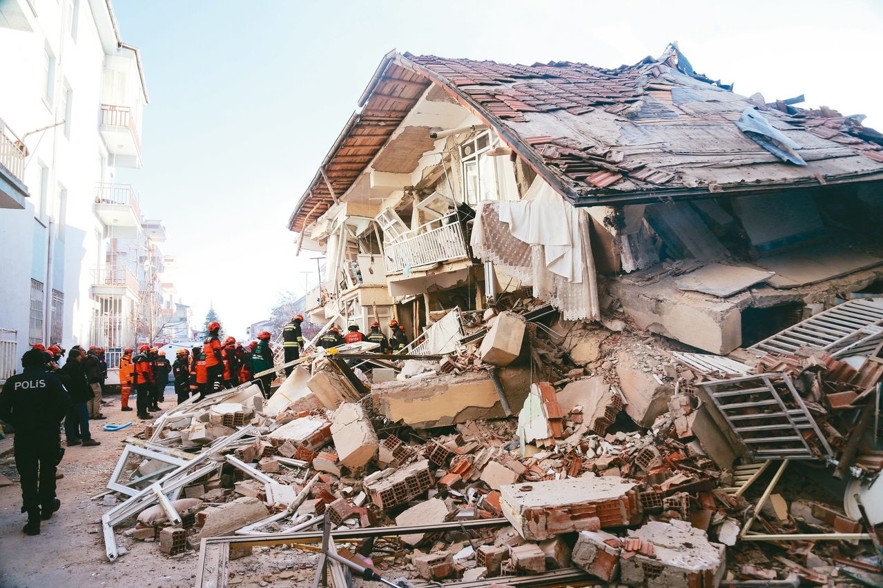 土耳其东部廿四日晚间发生规模六点八强震,救难人员在摇摇欲坠的房屋内寻找受困者。 ...