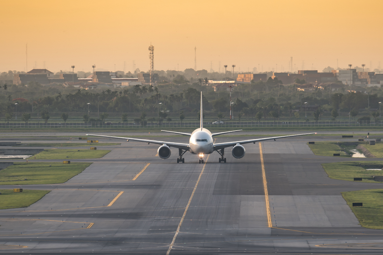 阿富汗高级官员表示,一架飞机今天坠毁在中部的加兹尼省(Ghazni),目前伤亡状...