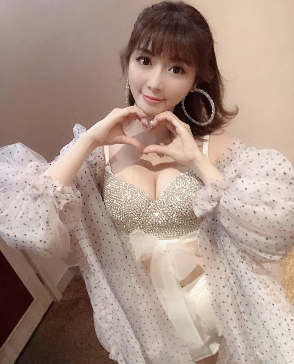 成语荞外型甜美身材姣好